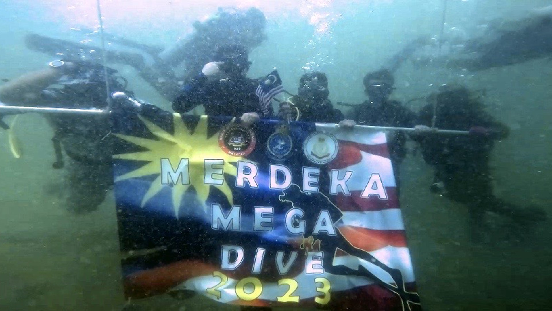 ERA Sabah kibarkan Jalur Gemilang di dasar laut bersama Tentera Laut Diraja Malaysia sempena Hari Kebangsaan ke-66